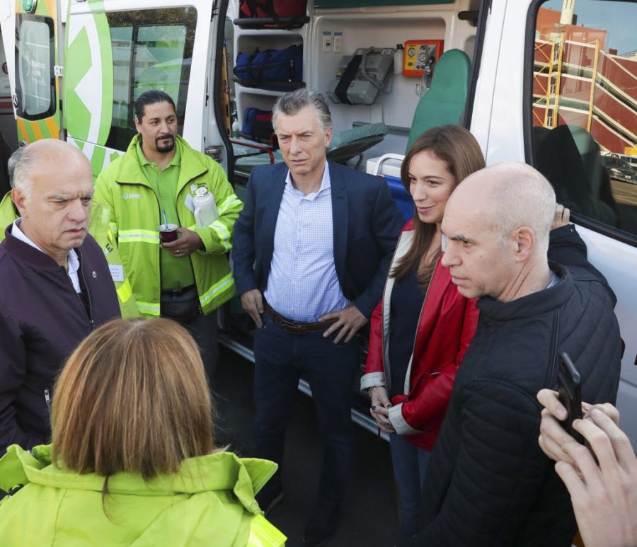 FOTO NA EN LANUS. Macri, Vidal y Larreta con Grindetti y personal del SAME.