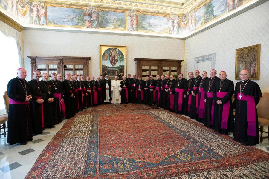 FOTO NA CONTRASTES. El papa Francisco, de blanco, y los obispos de negro.