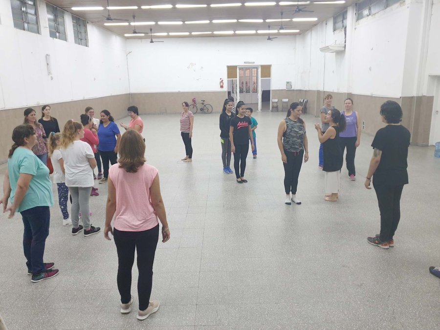 FOTO CENTRO CIVICO REGION 2 MOVIMIENTO. Fabiana Sinchi mezclada con artistas locales durante el Seminario en la Sociedad Espa&ntilde;ola.