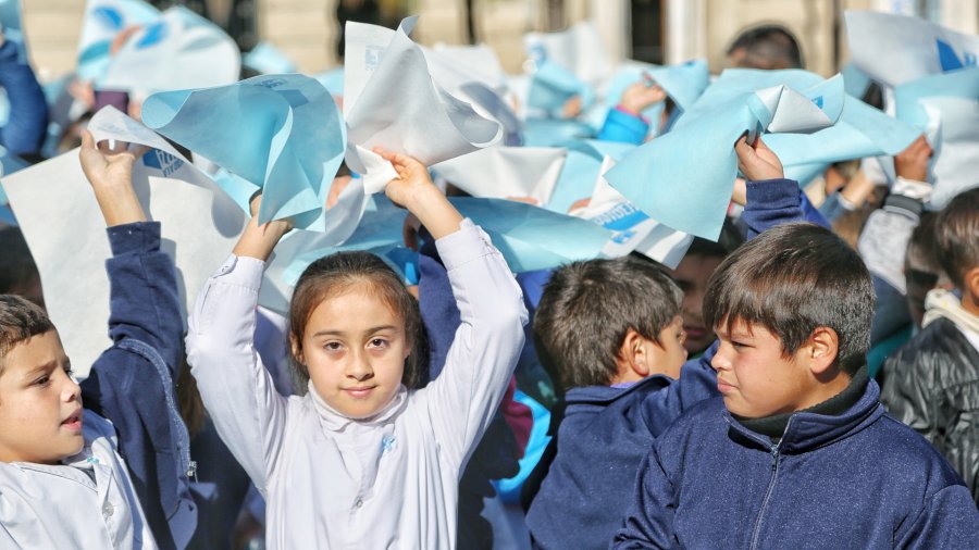 FOTO SCS// BANDERA DEL AMOR./ Amplia convocatoria a estudiantes santafesinos.