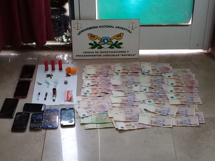 FOTO GENDARMERIA GENDARMERIA. Dinero, tel&eacute;fonos y otros elementos incautados en Frontera y Josefina.