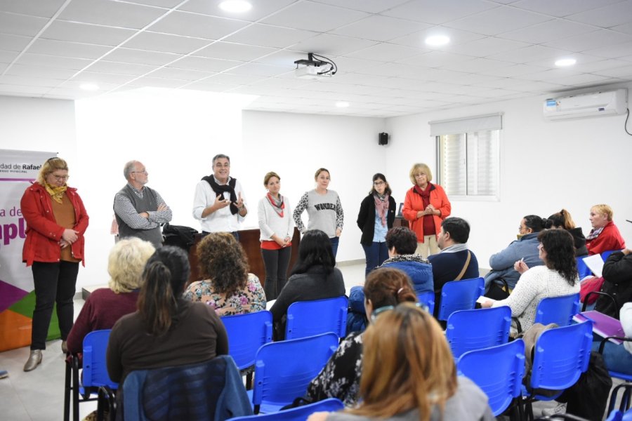FOTO PRENSA MUNICIPAL CAPACITACION. Ruggia, Castellano, Vimo y Allassia entre otros en el inicio del curso.