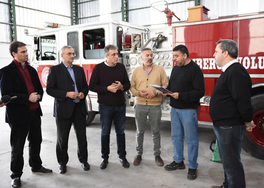 FOTO PRENSA MUNICIPALIDAD ACTO. Las autoridades municipales y de la Asociaci&oacute;n Bomberos Voluntarios durante la entrega.