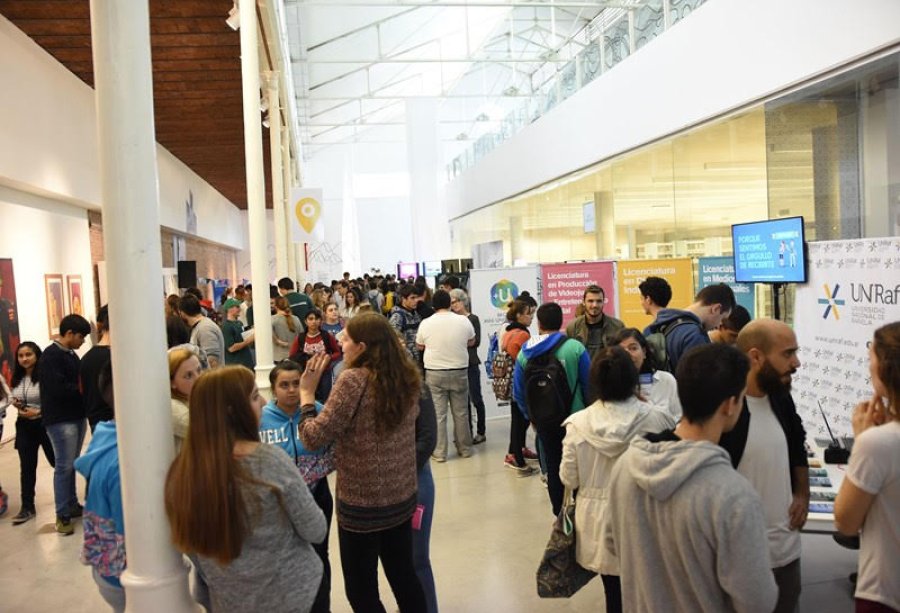 FOTO CP// EXPO CARRERAS./ Hoy quienes finalizan el secundario conocer&aacute;n la oferta para estudios superiores.