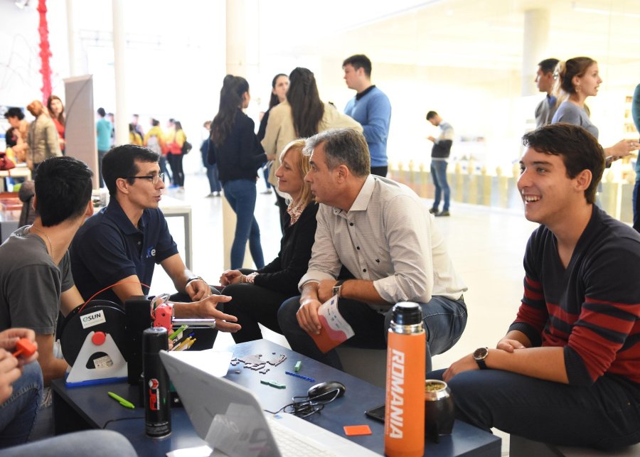 FOTO CP// EXPO CARRERAS./ El intendente, Luis Castellano, departiendo con los estudiantes.