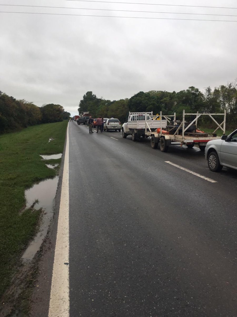 FOTO RADIO ADN A ESPERAR. Los autos detenidos por el &uacute;ltimo accidente ocurrido ayer pasada las 15 hs.