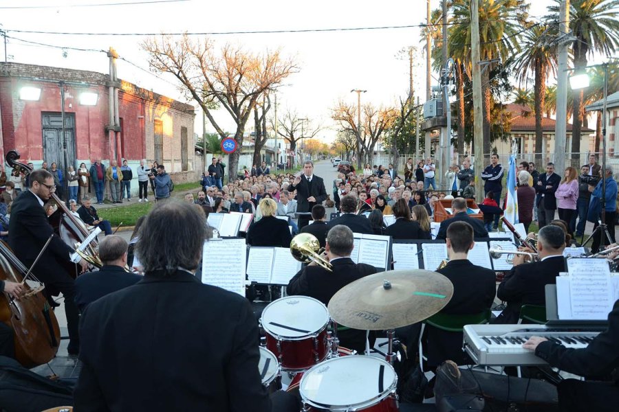 FOTO M. LIOTTA CORTE DE CINTAS. Las autoridades en el momento simb&oacute;lico de la tarde noche del s&aacute;bado.  DIRECTOR. Bertram elogi&oacute; la labor de "Amigos de la Capilla del Hospital".  PARTICIPACION. Al acto asistieron las principales autoridades de la ciud