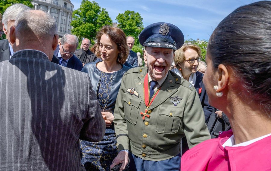 FOTO AFP-NA RECONOCIMIENTO. Gail Halvorsen, el antiguo piloto de Berlin Airlift de EE.UU.