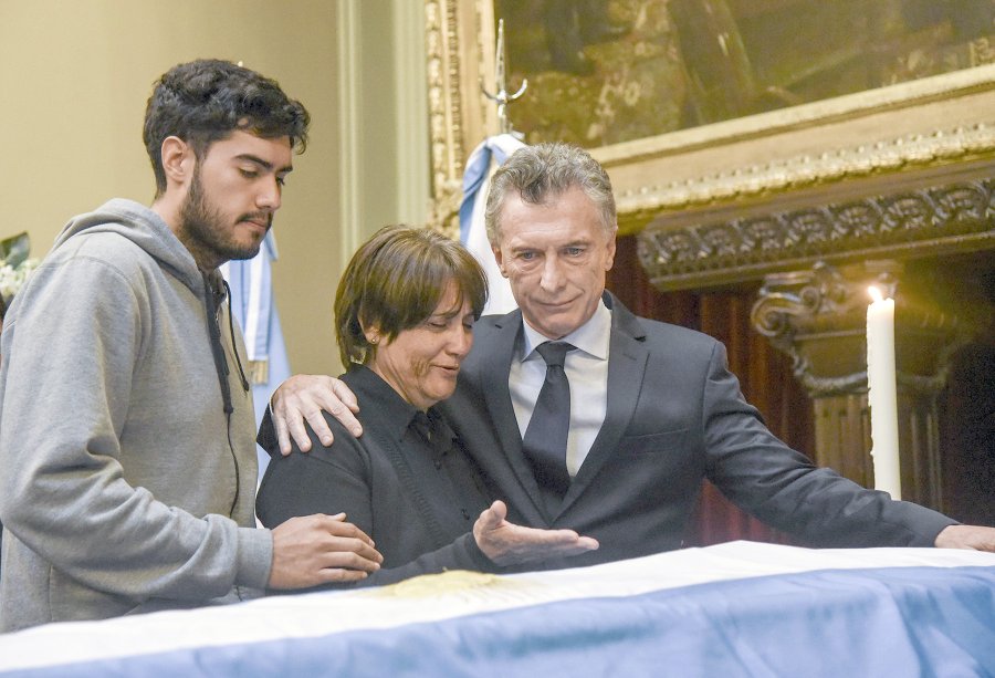 FOTO NA VELATORIO. Macri junto a familiares de Olivares.
