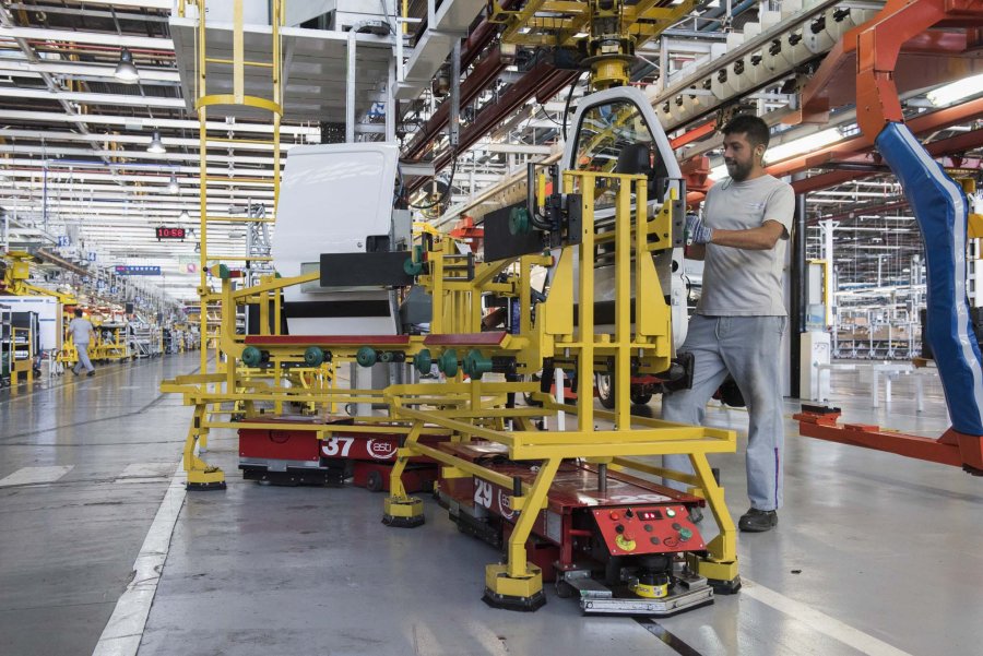 FOTO NA CRISIS. La industria usa cada vez menos su capacidad productiva.