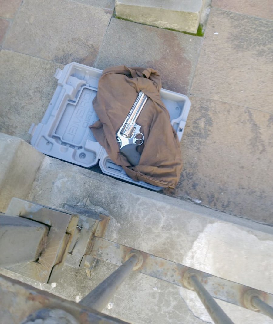 FOTO NA MAGNUN 44. El arma que Mu&ntilde;iz arroj&oacute; al intentar escapar.