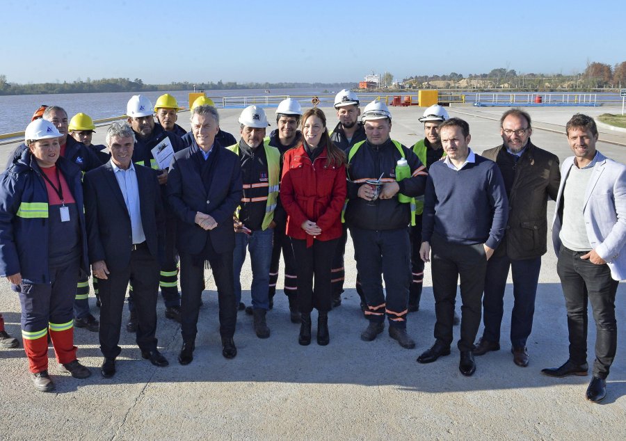 FOTO NA PUERTO DE CAMPANA. Macri y Vidal entre otros en la nueva terminal para el comercio automotriz.