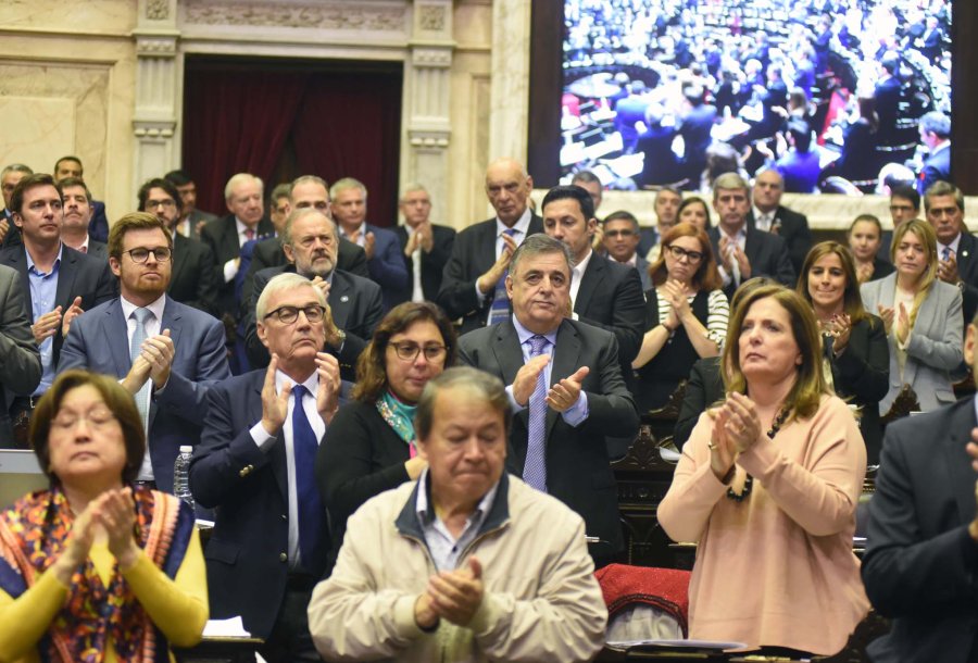 FOTO NA HOMENAJE. Los diputados recordaron a H&eacute;ctor Olivares, quien muri&oacute; tras ser baleado cerca del Congreso.