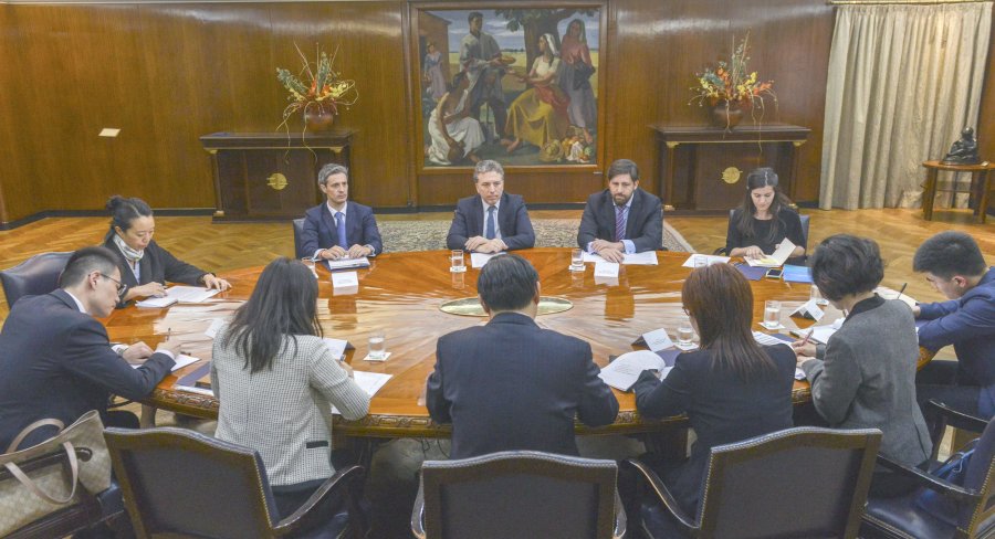 FOTO NA REUNION. Dujovne recibi&oacute; a banqueros chinos.