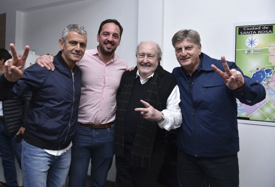 FOTO NA FESTEJO. Ziliotto (primero desde la derecha) con Verna y otros dirigentes del PJ.