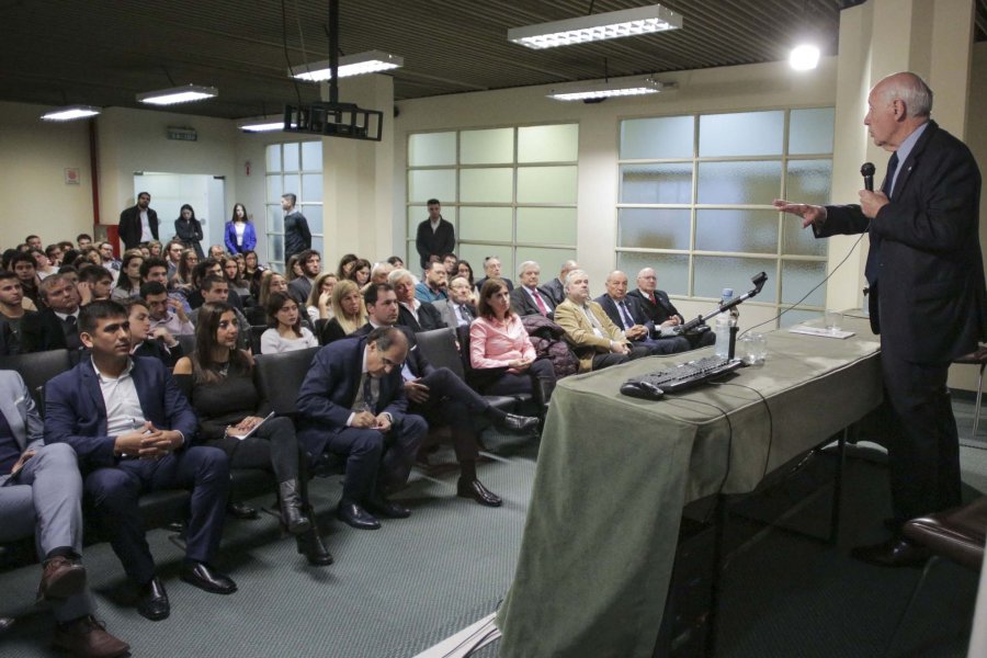 FOTO NA LAVAGNA. Al disertar ayer ante alumnos y autoridades de la Universidad del Salvador.