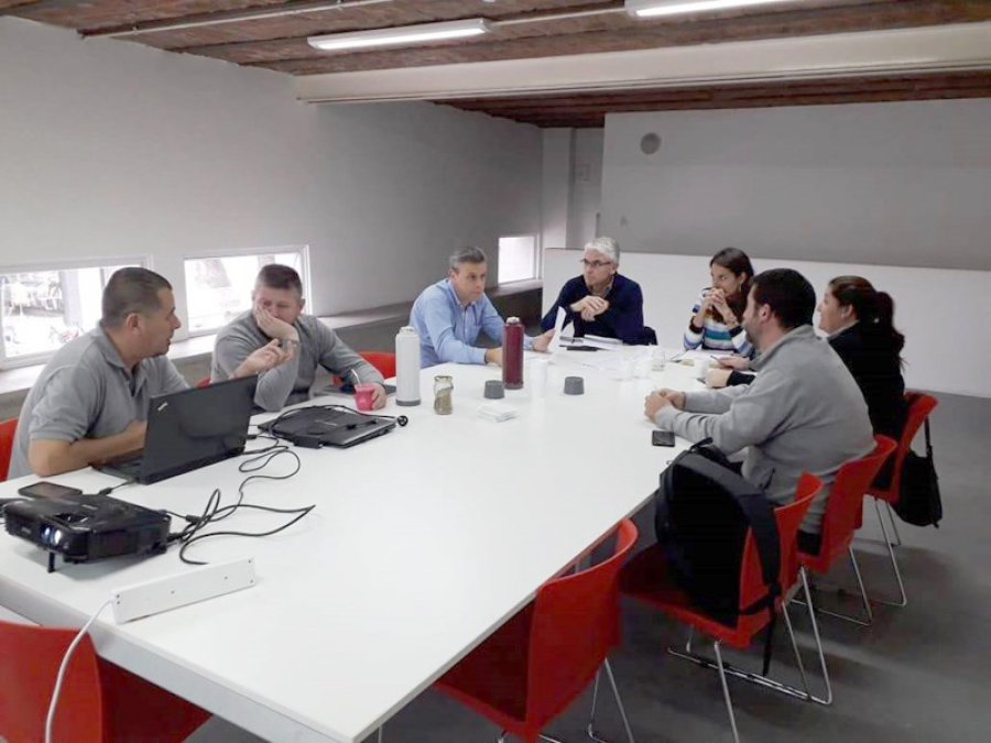 FOTO PRENSA MUNICIPAL REUNION. Funcionarios municipales y representantes de los supermercados durante el encuentro.