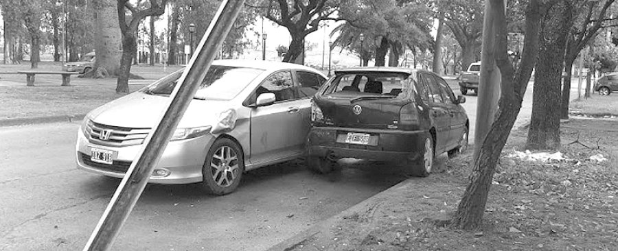 FOTO GENTILEZA RADIO ADN IMPACTO. Tras varios giros, el auto gris termin&oacute; colisionando con el Gol estacionado.