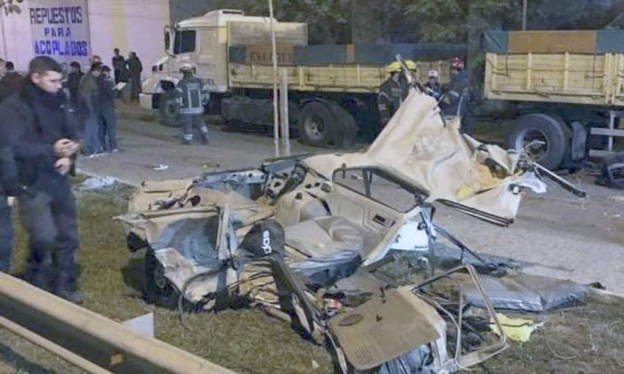 FOTO WEB DESTROZADO. As&iacute; qued&oacute; el Fiat 147 donde se trasladaban los j&oacute;venes.