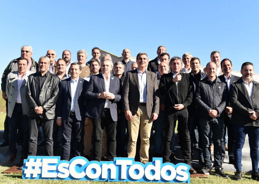 FOTO NA EN ARECO. A. Fern&aacute;ndez con jefes comunales.