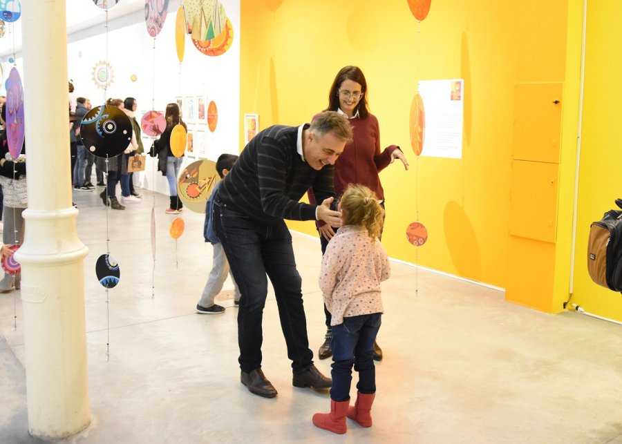 FOTO CP// RECORRIDA.// Durante la visita a la muestra, Castellano saluda a una ni&ntilde;a.
