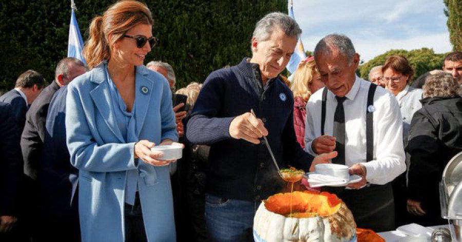 FOTO  NA &iquest;SABROSO? Macri va por su porci&oacute;n de locro en el mediod&iacute;a de Olivos.