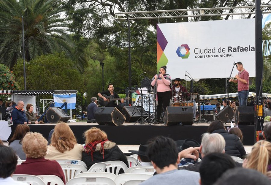 FOTO CP// FERIA// La tradicional realización  se sumó a la fecha patria, convocando importante cantidad de visitantes. CANTANTE//Uno de los espectáculos artísticos que deleitó a la numerosa concurrencia.