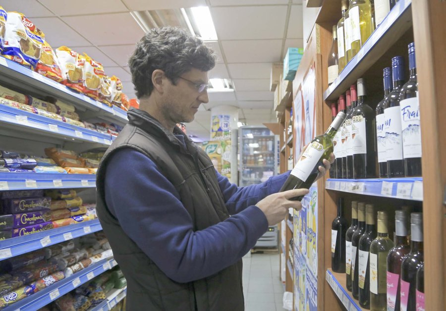FOTO NA RECESION. El consumo en supermercados baj&oacute; 14,5%.