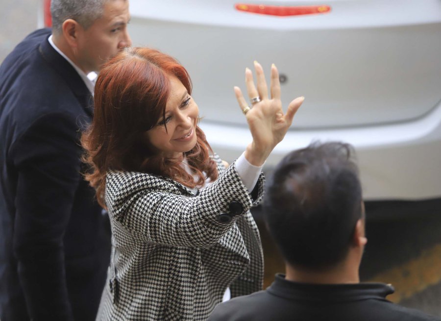 FOTO NA CRISTINA. Salud&oacute; a militantes cuando lleg&oacute; a los Tribunales a las 9:17 de este lunes.