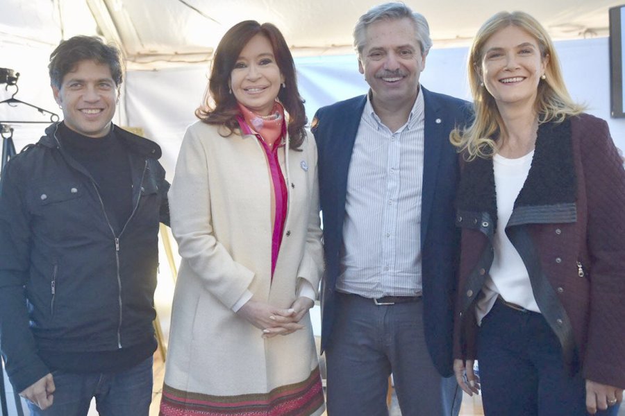 FOTO NA SONRIENTES. Kicillof, Cristina, Alberto y Magario.