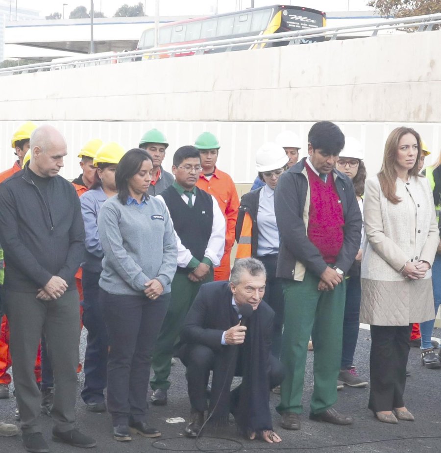FOTO NA NUCLEO PRO. "Esto es real" dijo Macri al tocar el pavimento.