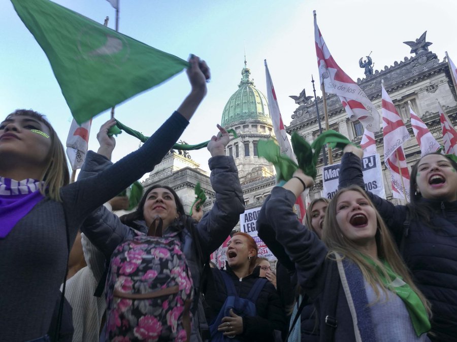 FOTO NA MAREA VERDE. Una multitud de mujeres se concentr&oacute; en las inmediaciones del Congreso nacional.