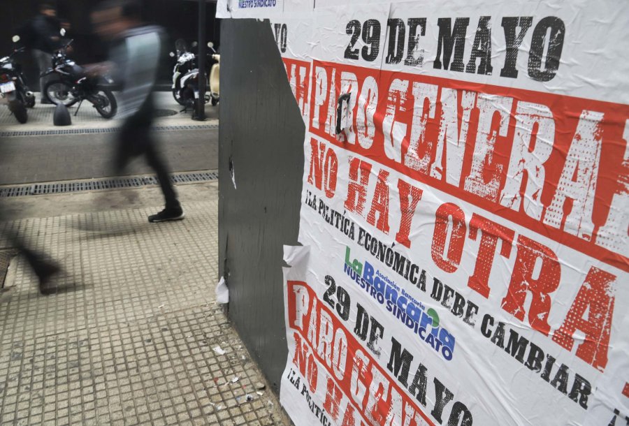 FOTO NA CARTELES. Buenos Aires con la convocatoria a adherir al paro.
