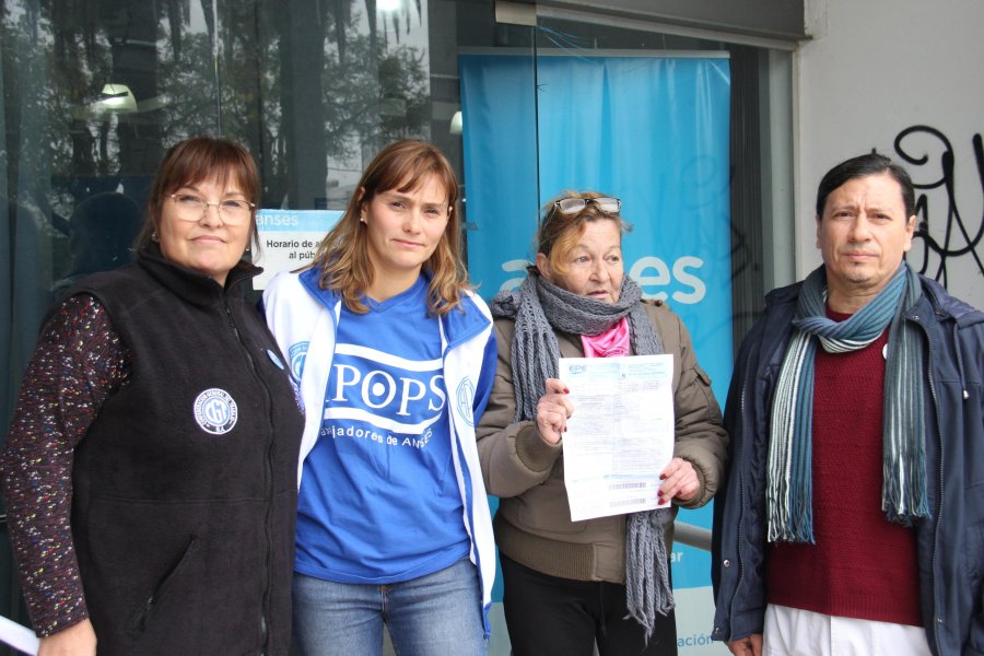 FOTO J. BARRERA MUNICIPIO. Permaneci&oacute; cerrado con un cartel con la inscripci&oacute;n "Paro". ANSES. Trabajadores y militantes de organizaciones participaron de un abrazo simb&oacute;lico a la delegaci&oacute;n local.