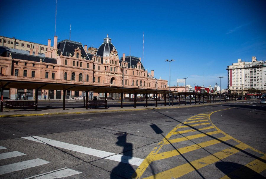 FOTO NA ESCASO TRANSITO. En Buenos Aires las calles se mostraron desiertas.
