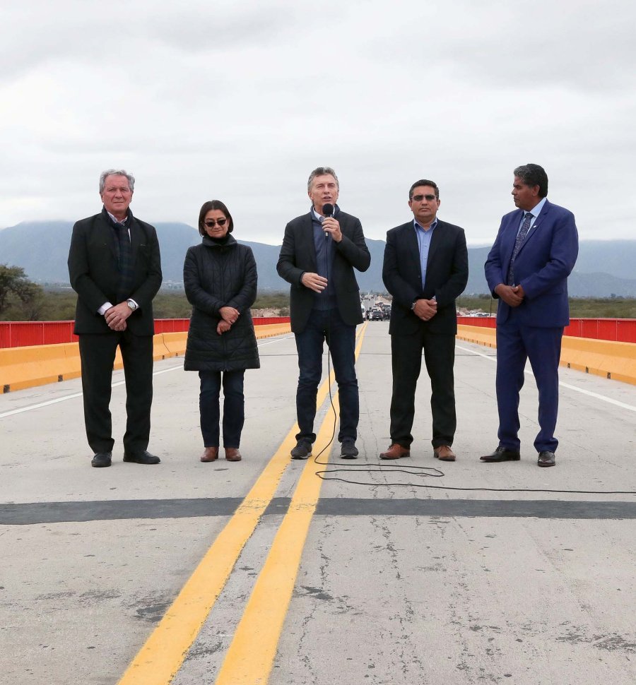 FOTO NA EN CATAMARCA. Macri inaugur&oacute; una obra de pavimento.
