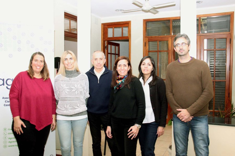 FOTO J. BARRERA PRESIDENTA. Flavia Di Salvo destacó el proceso de vinculación institucional de AGCECOS.  EQUIPO. Belén Zaffetti, Lorena Baroni, Luis Cruz, Flavia Di Salvo, Rut Chaparro y Pablo Ulla en la sede del Consejo Profesional en Ciencias Econó