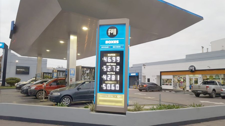 FOTO LA OPINION EN RAFAELA. La estaci&oacute;n de YPF de Bv. Roca y Arenales, con su nueva pizarra de precios.