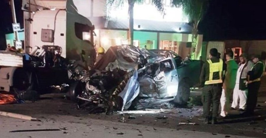 FOTO NA TRISTE DESENLACE. As&iacute; qued&oacute; la camioneta luego del violento impacto frontal del cami&oacute;n.