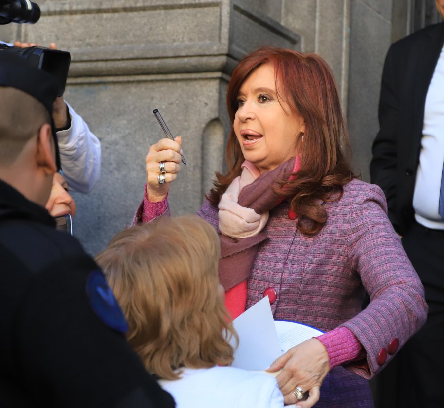 FOTO NA POPULARIDAD. Cristina saluda a sus fans al llegar al Congreso.