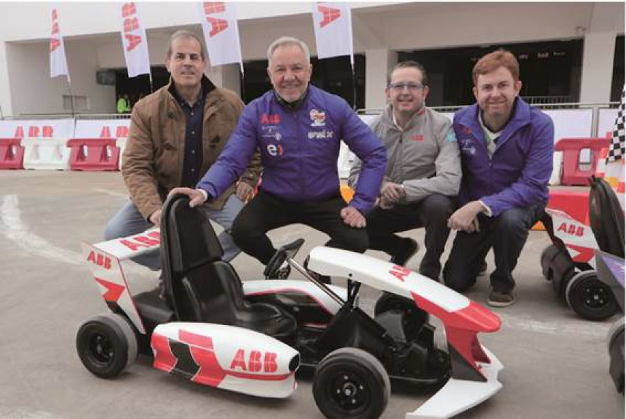 FOTO ABB INNOVACION. El ex piloto de F&oacute;rmula 1 Eliseo Zalazar con un peque&ntilde;o karting.