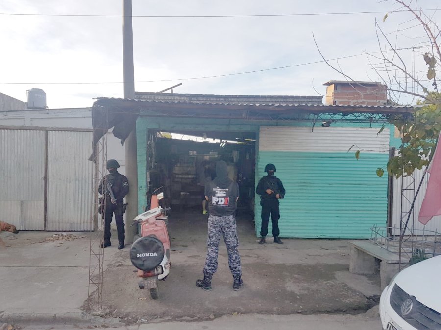 FOTO PRENSA MINISTERIO DE SEGURIDAD EFECTIVOS. Personal policial arrest&oacute; a un individuo por tenencia indebida de estupefacientes.