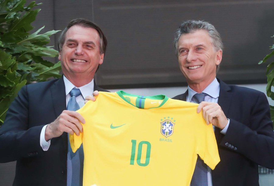 FOTO NA PRESIDENTES. Macri con Bolsonaro, quien le obsequi&oacute; la camiseta de la Selecci&oacute;n de Brasil al argentino.