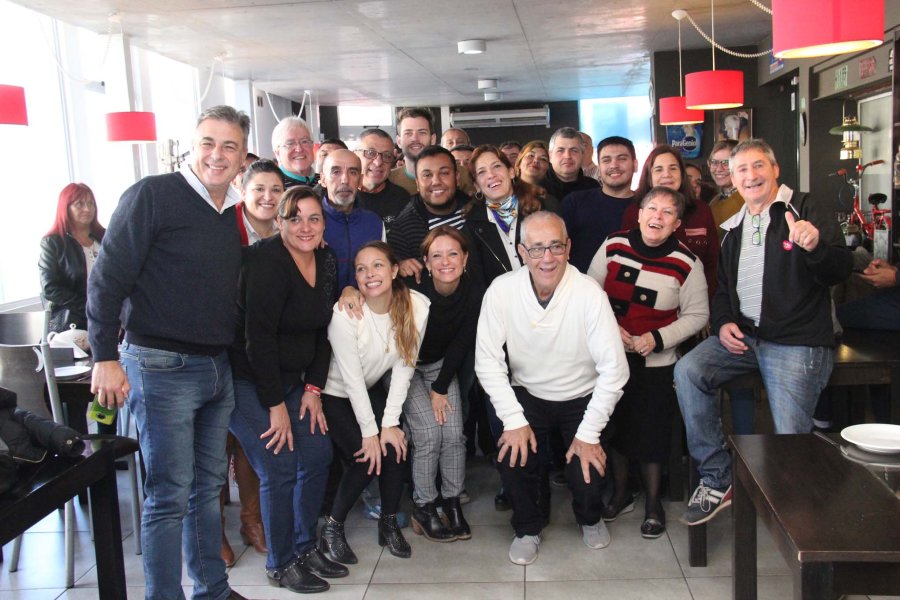 FOTO J. BARRERA BUEN MOMENTO. El intendente junto a periodistas rafaelinos en un desayuno compartido.