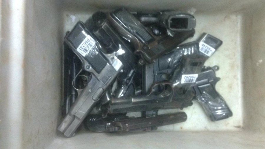 FOTO PRENSA MINISTERIO DE SEGURIDAD NO VAN MAS. Las armas pertenecientes a la fuerza policial.