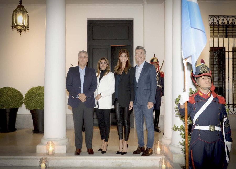 FOTO NA BIENVENIDA. Duque y su esposa Mar&iacute;a Juliana Ruiz junto a Macri y Juliana Awada.