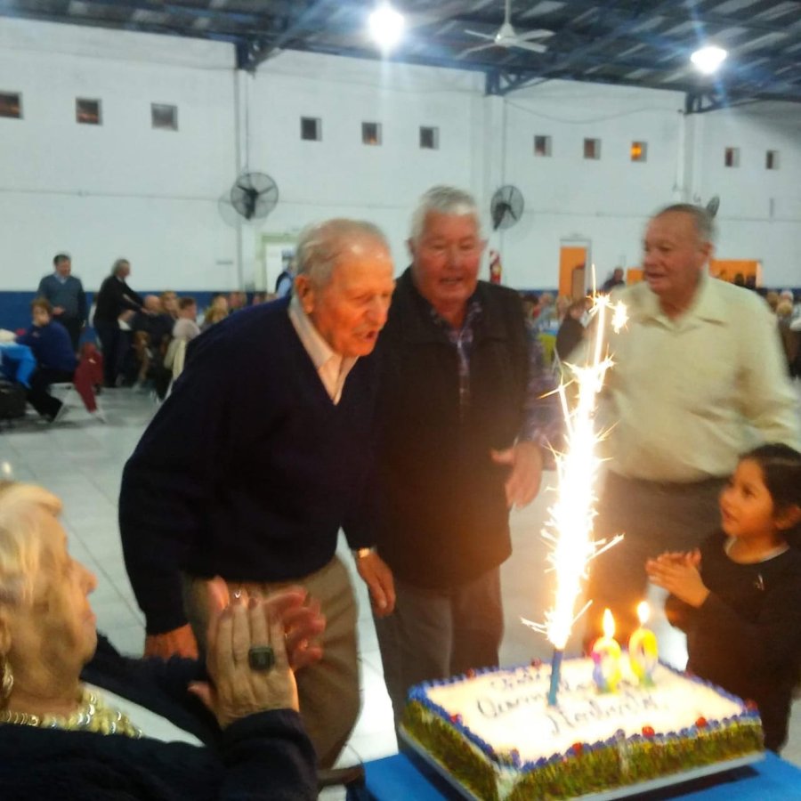FOTO S URQUIZA// CELEBRACION./ El momento culminante de todo cumplea&ntilde;os, apagar las velitas de la torta.