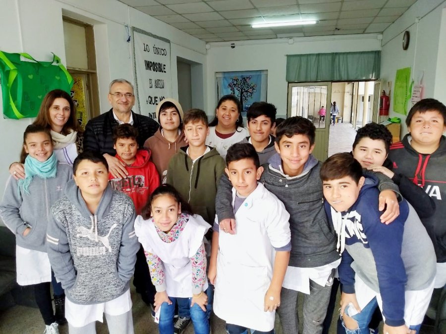 FOTO PRENSA AC// VISITA./ El legislador provincial junto a los escolares.