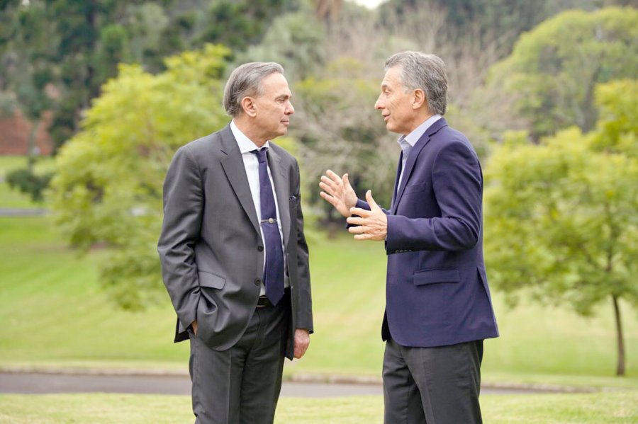 FOTO NA FORMULA. Pichetto y Macri dialogan a solas en un sector de la Residencia de Olivos.