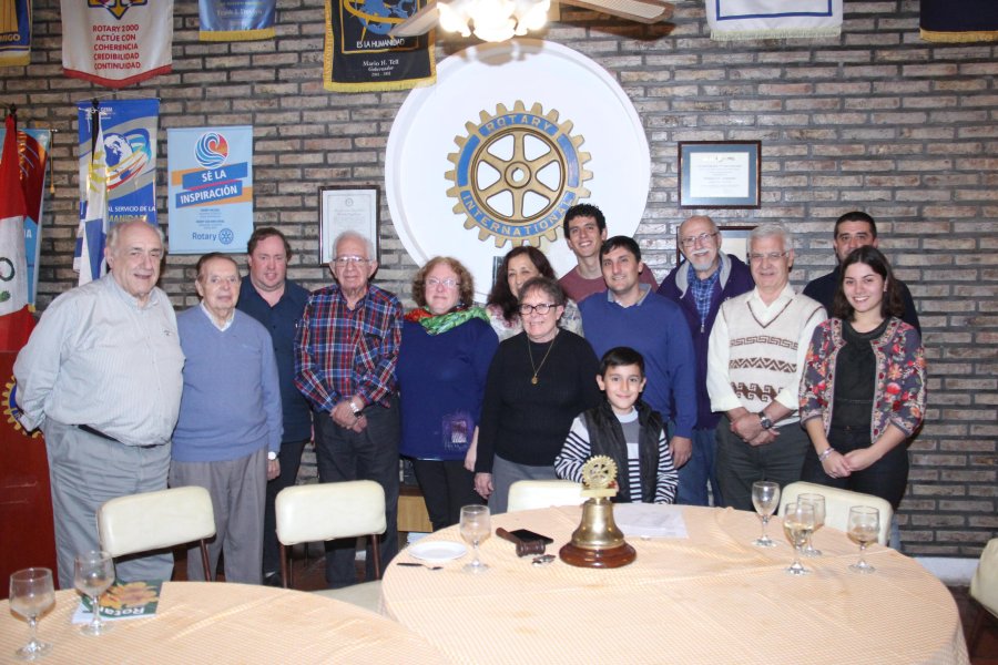 FOTO J. BARRERA// AGASAJO// Miembros del Rotary Club Rafaela y la homenajeada.